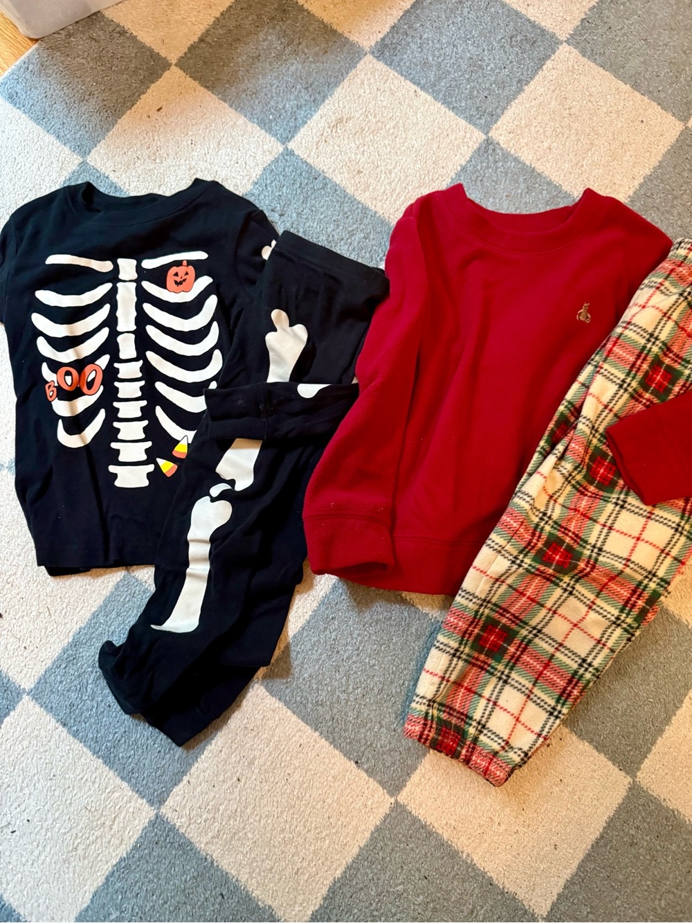2 pairs of holiday pajamas size 3T